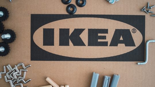 En djupdykning i IKEA’s affärsmodell – Från platta paket till globalt imperium