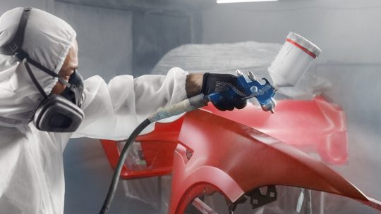 Processen bakom professionell billackering och återställning av lack